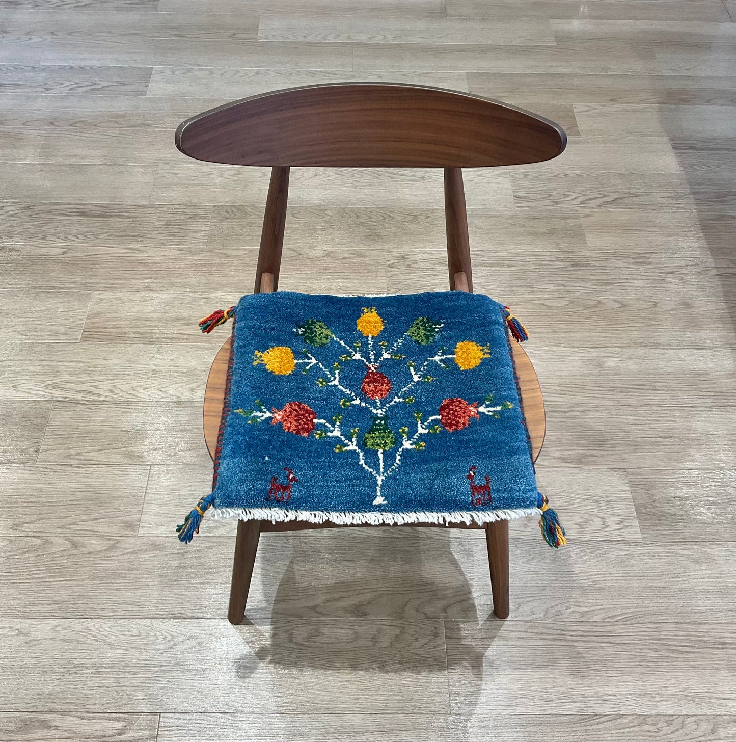 ギャッベ 42cm x 40cm Z1951