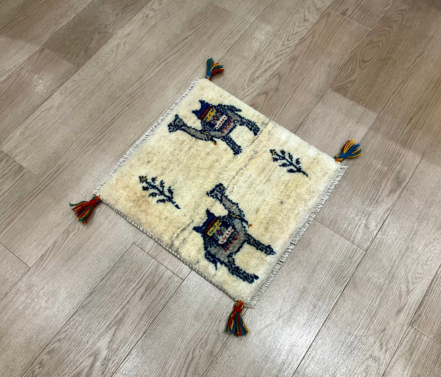 ギャッベ 44cm x 45cm Z1216