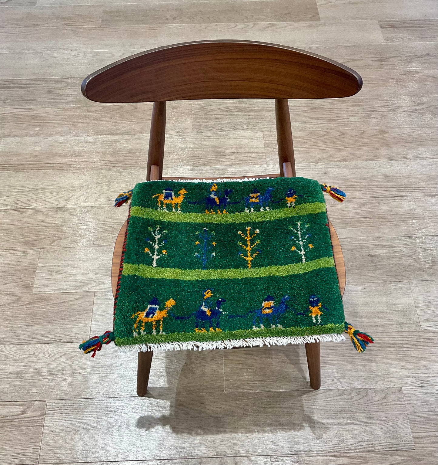 ギャッベ 44cm x 40cm Z1762