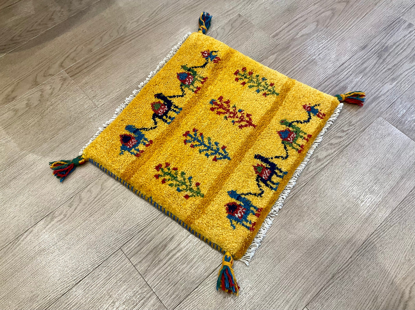 ギャッベ 43cm x 41cm Z732