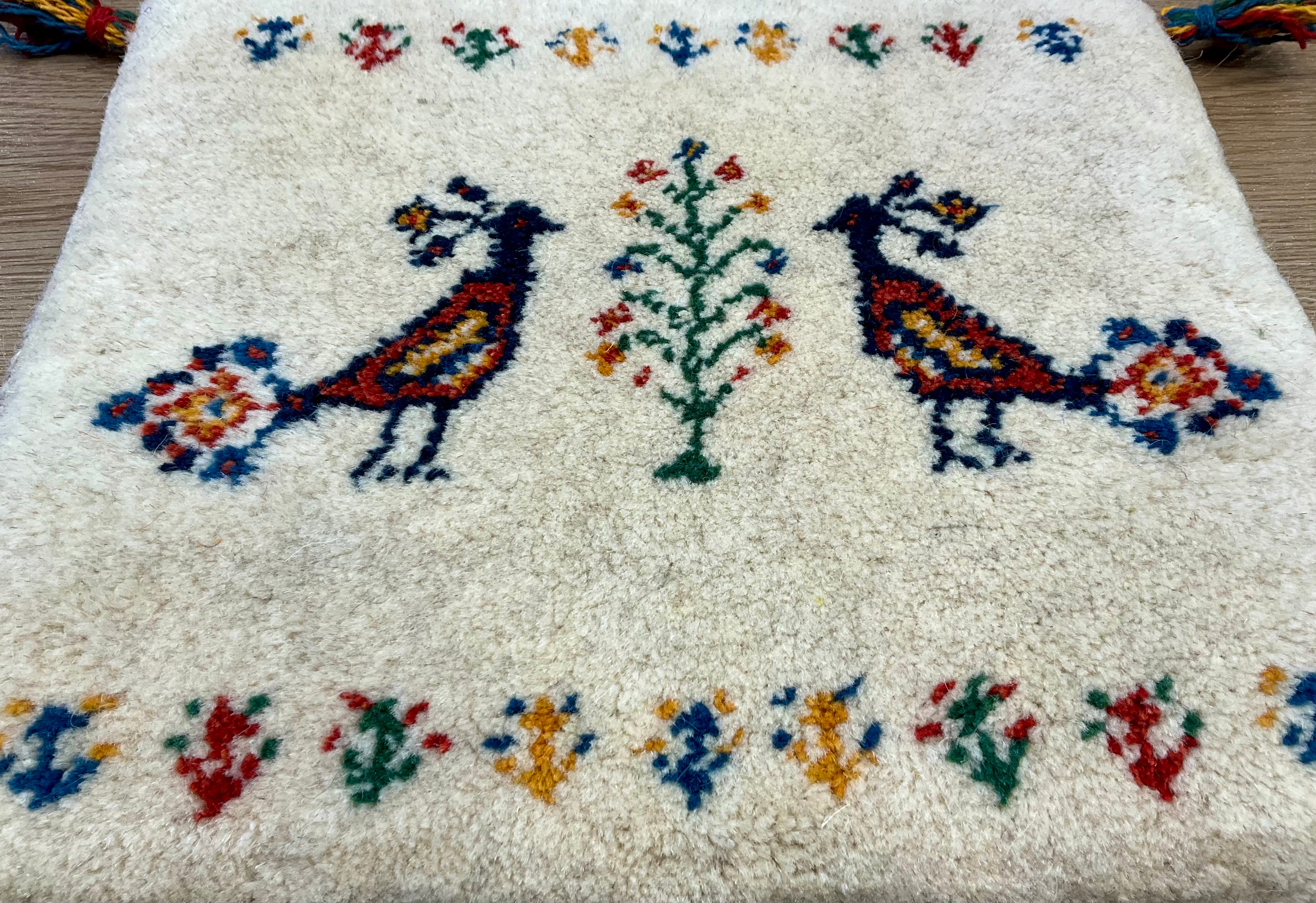 フリンジ ペルシャ絨毯 ギャッベ 42cm x 39cm Z1506 – ペルシャ絨毯専門店 ペルシャンパトリス