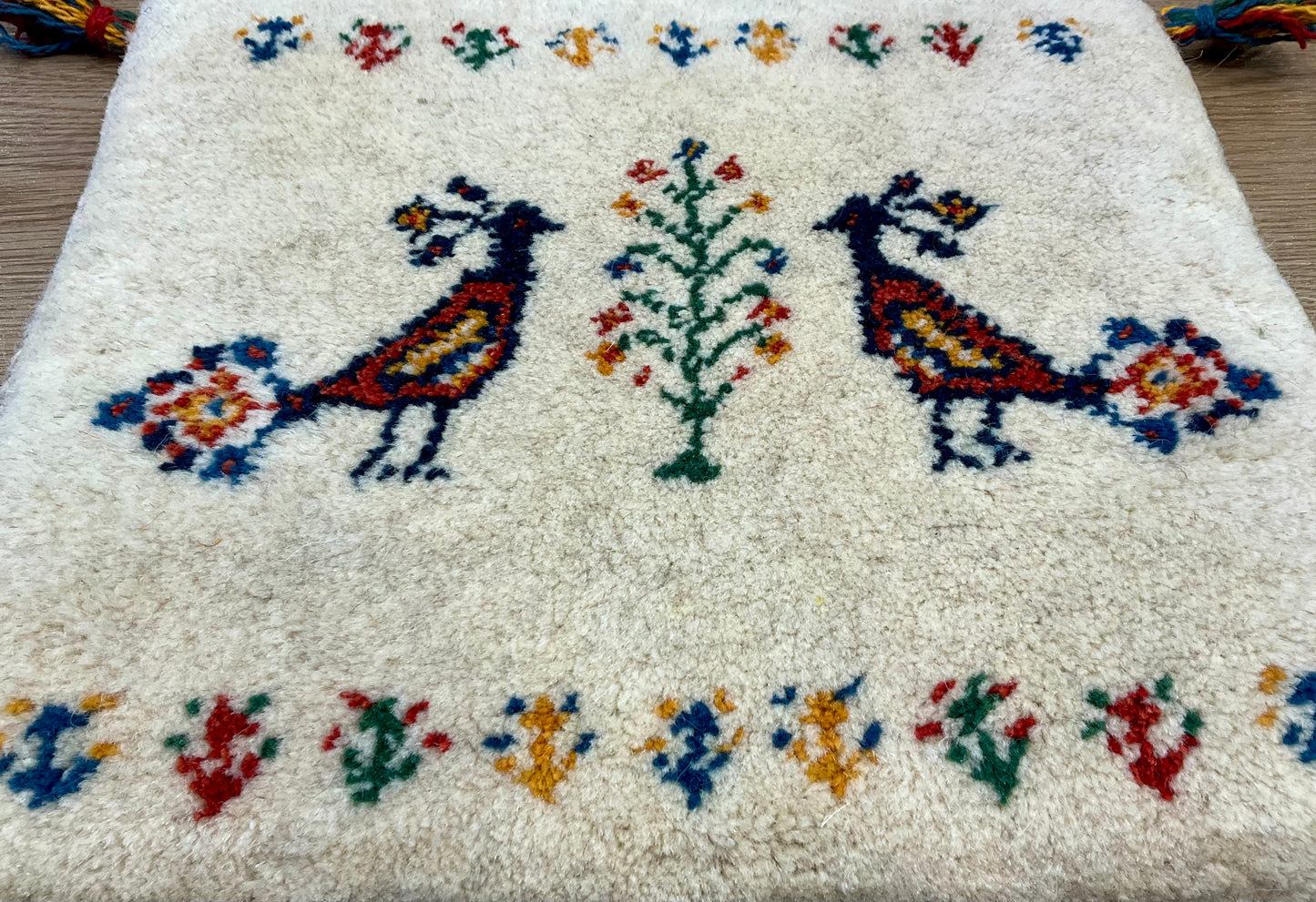 ギャッベ 42cm x 39cm Z1506