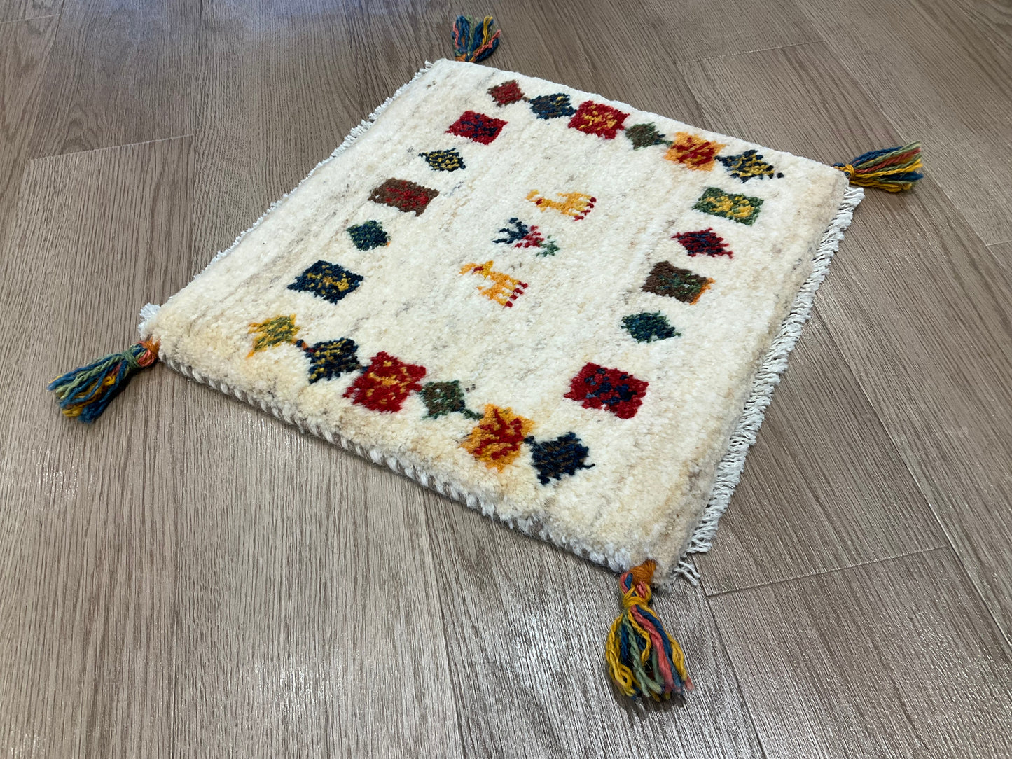 ギャッベ 41cm x 40cm AJ29154