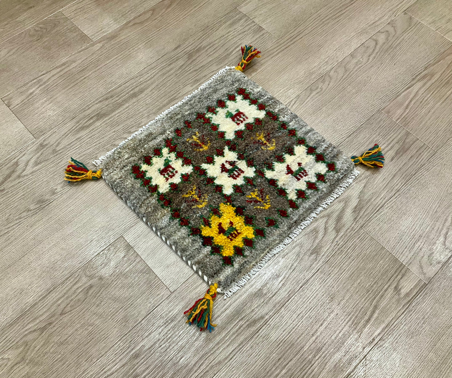 ギャッベ 40cm x 38cm Z1714