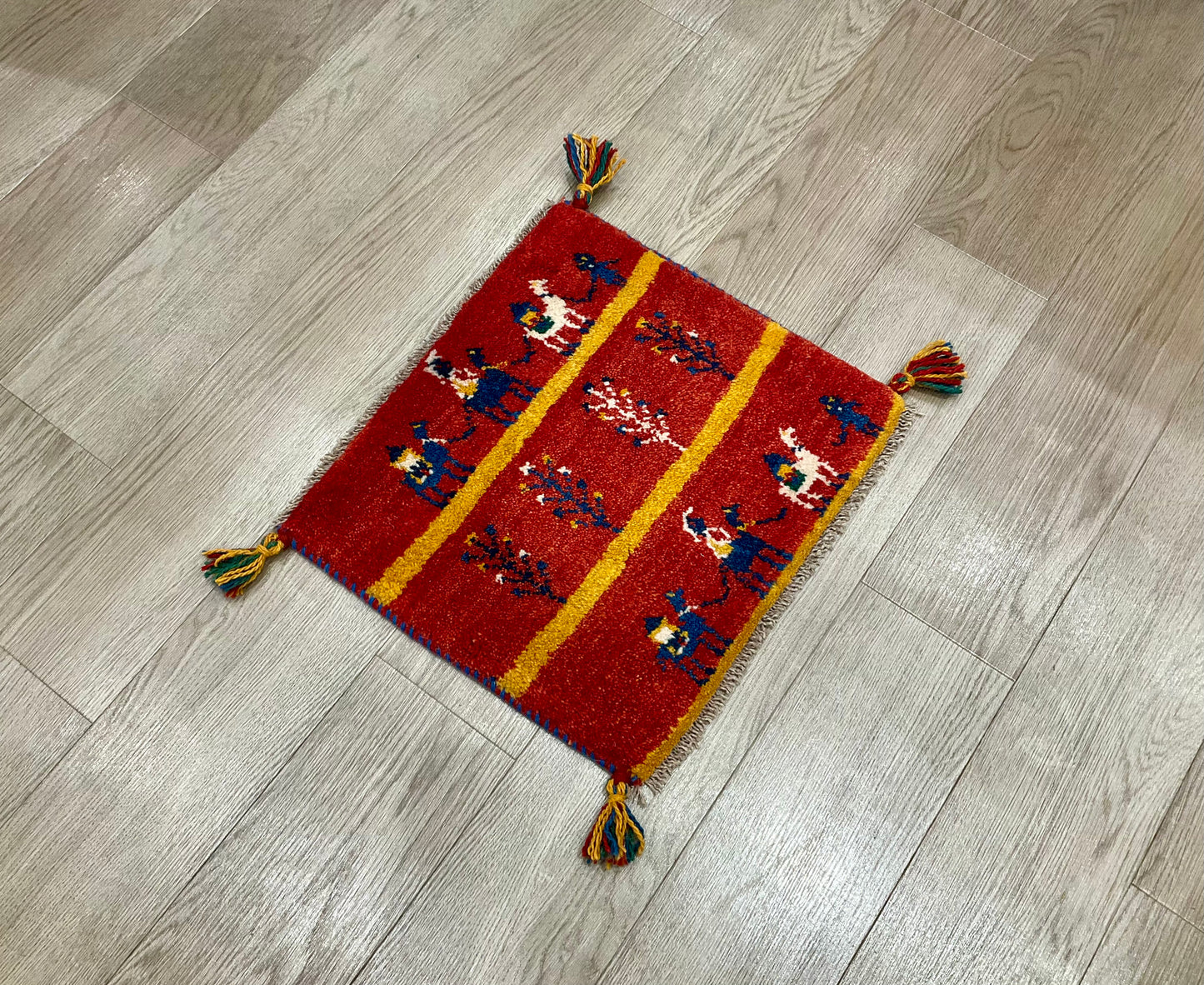 ギャッベ 45cm x 40cm Z2052