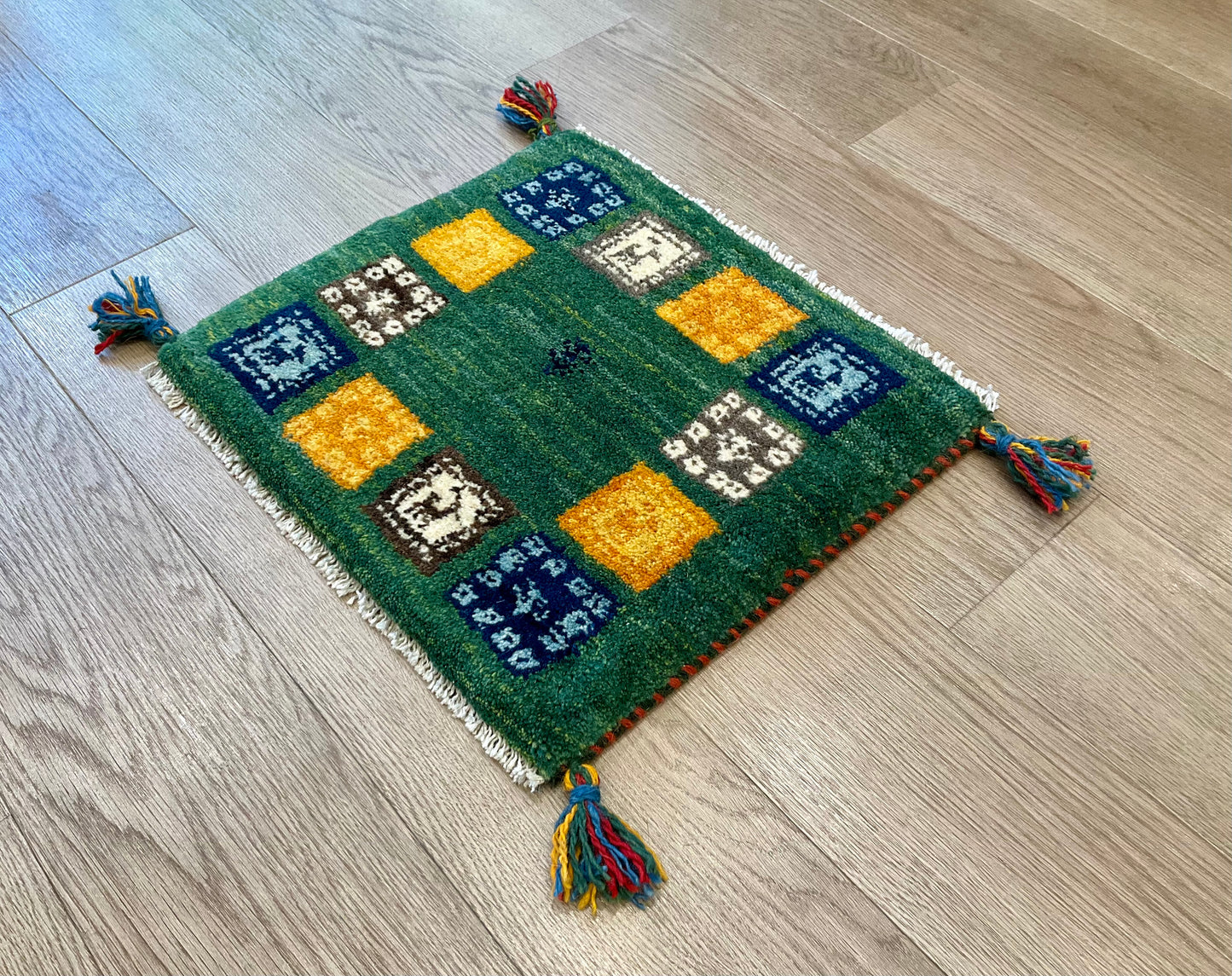 ギャッベ 42cm x 39cm Z875