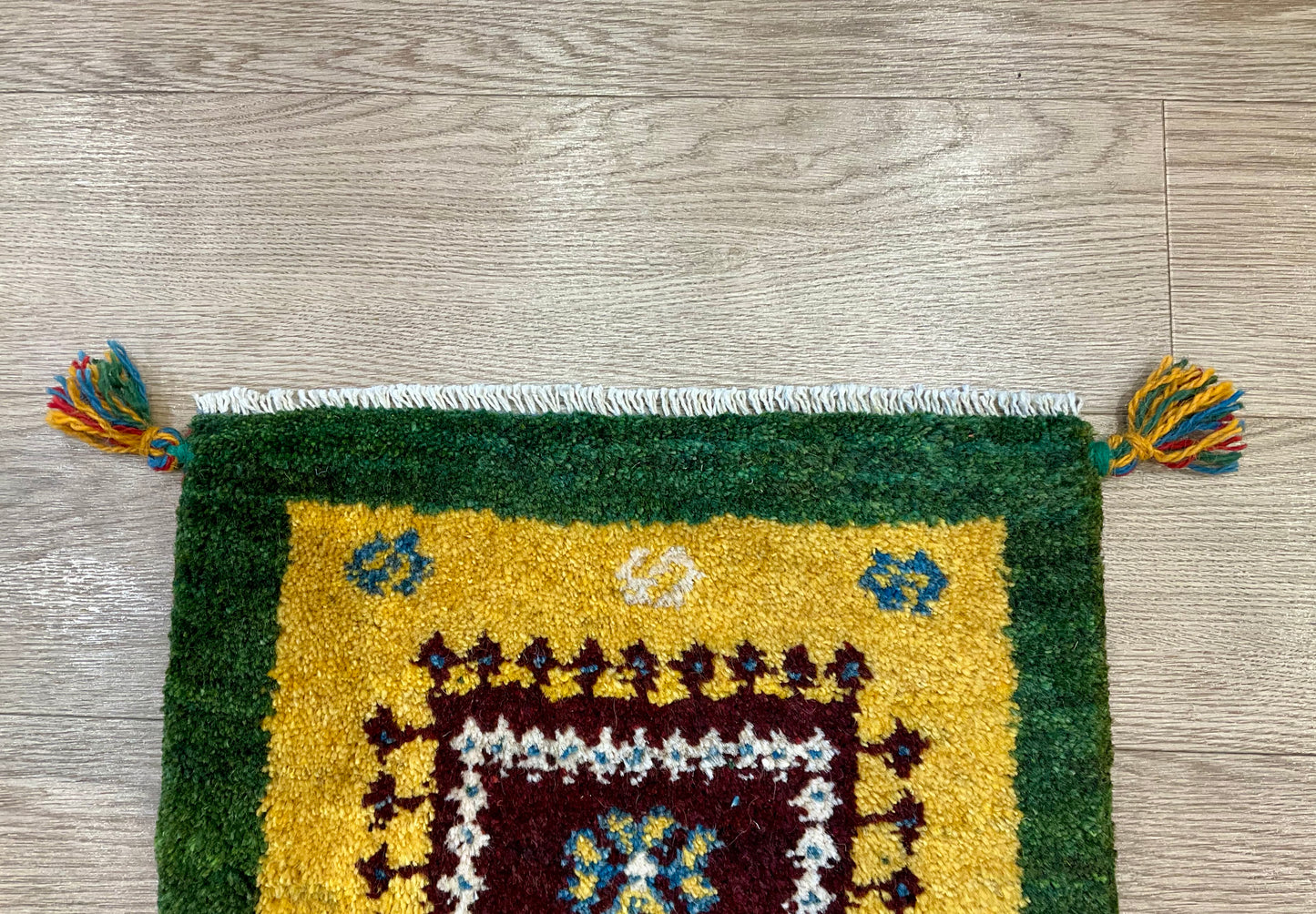 ギャッベ 42cm x 39cm Z1677