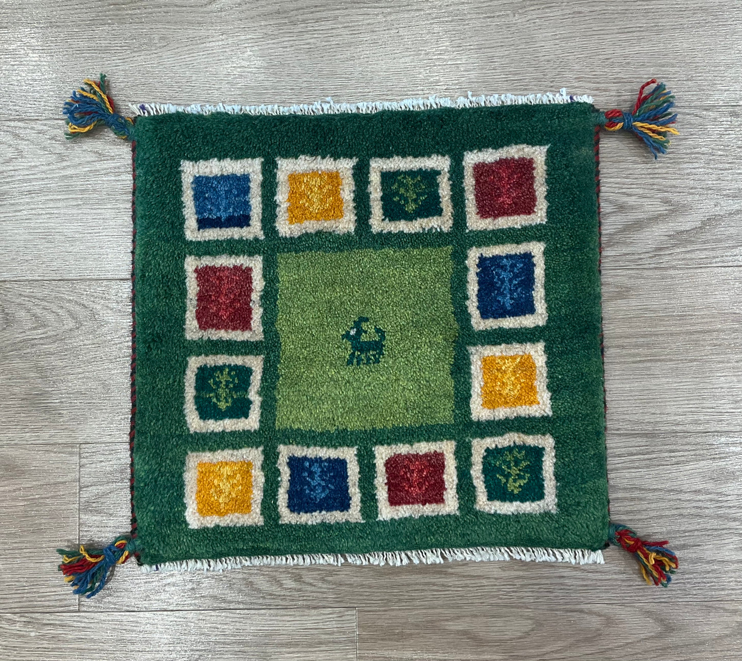 ギャッベ 43cm x 40cm Z1754