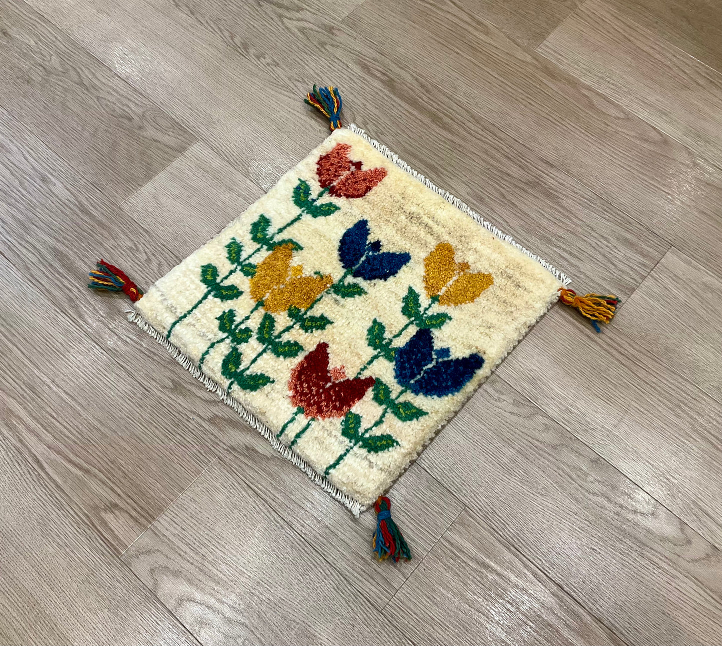 ギャッベ 40cm x 39cm Z1487