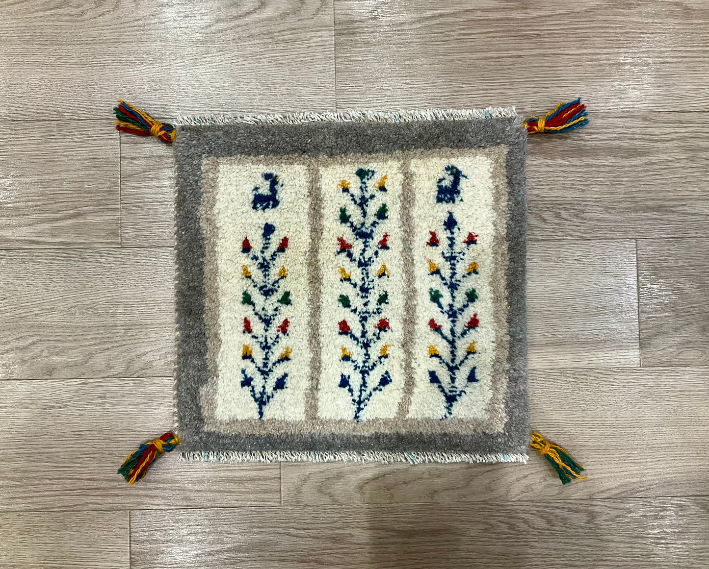 ギャッベ 41cm x 39cm Z1585