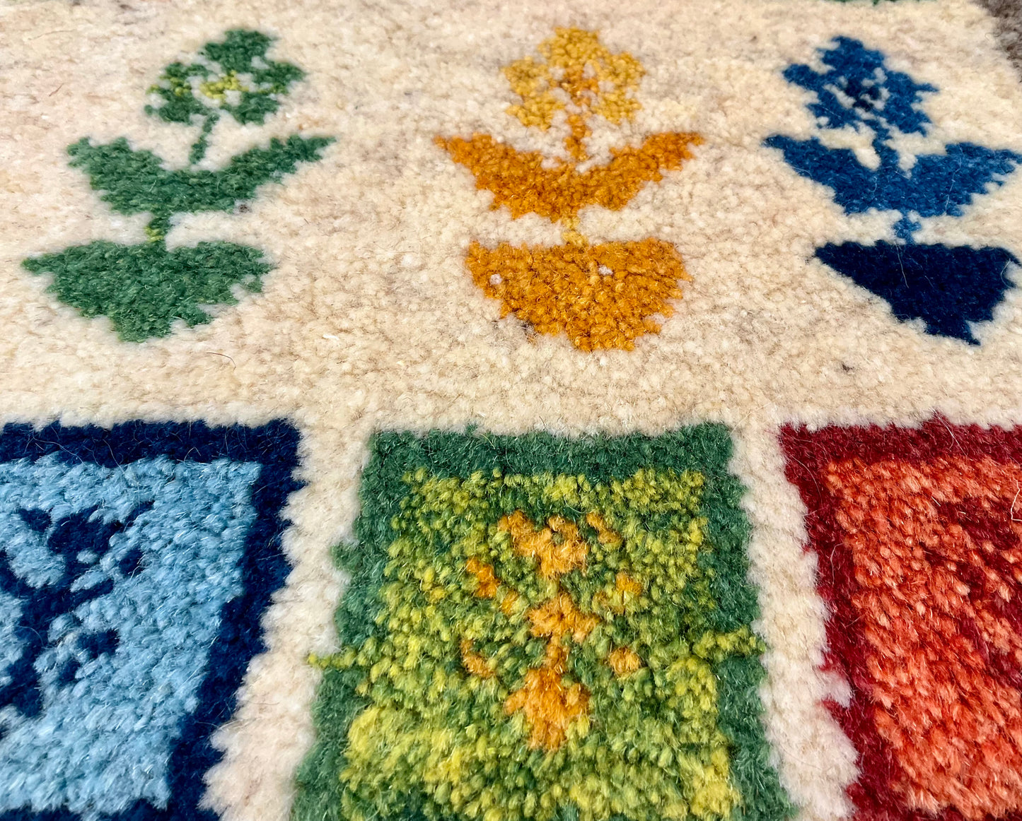 ギャッベ 43cm x 37cm Z1299