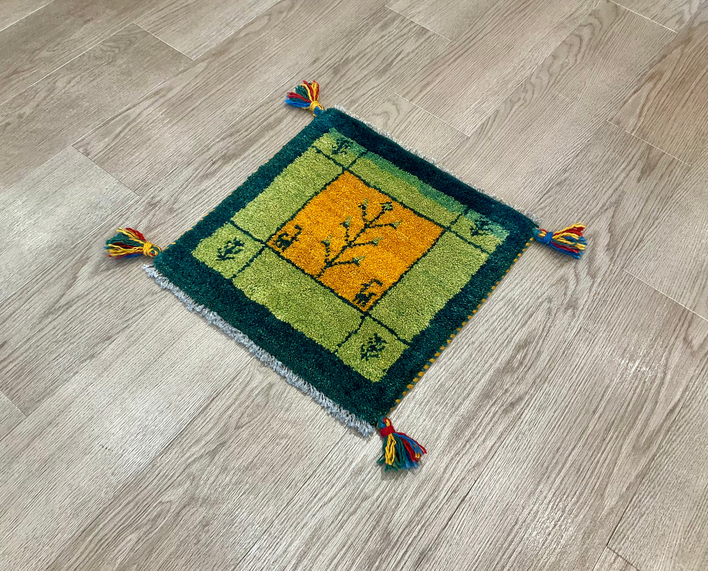 ギャッベ 40cm x 39cm T1671