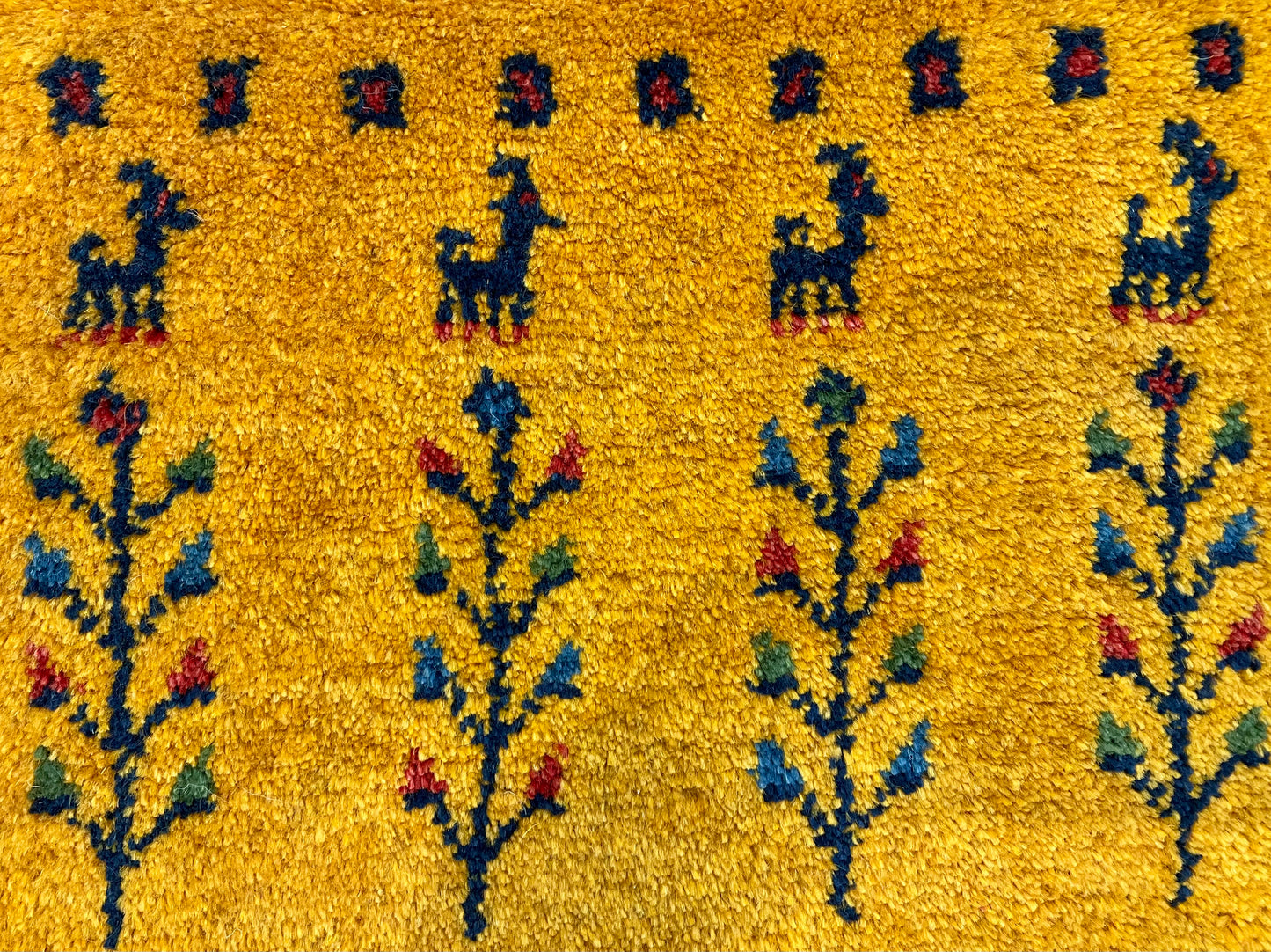 ギャッベ 44cm x 43cm Z703