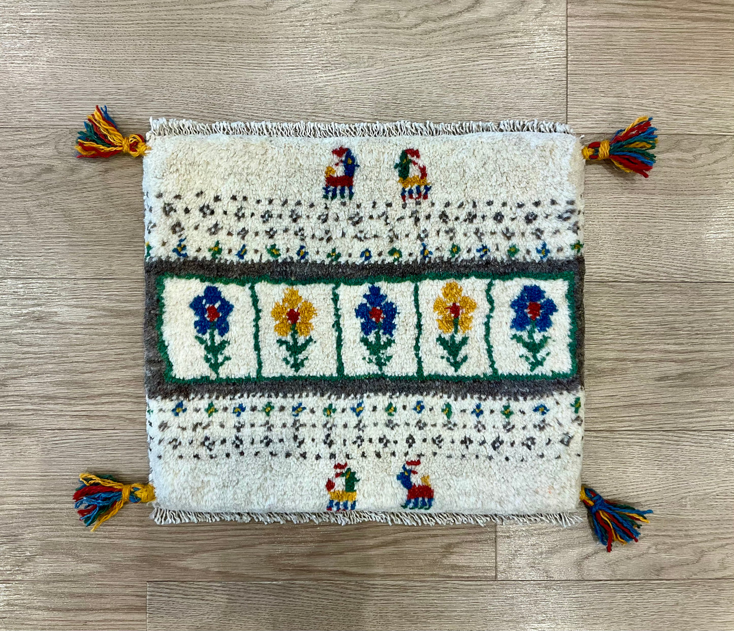 ギャッベ 45cm x 38cm Z1554