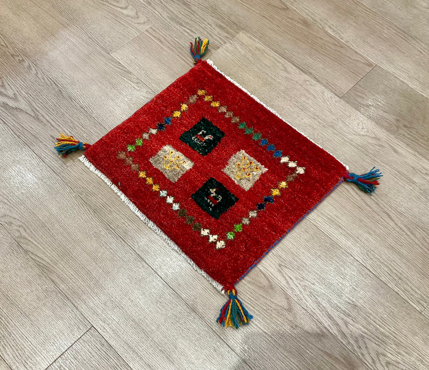 ギャッベ 45cm x 39cm Z619