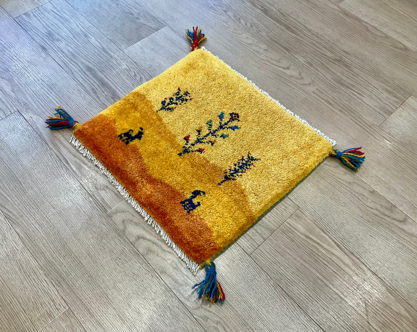 ギャッベ 43cm x 40cm Z1075