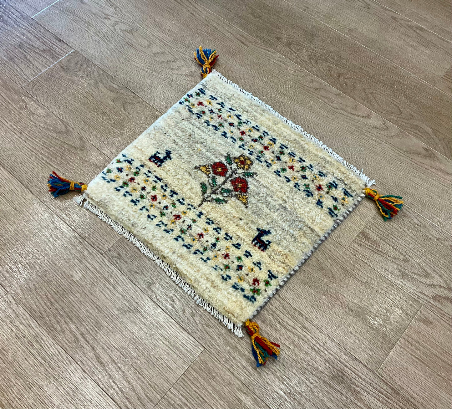 ギャッベ 42cm x 39cm Z1825