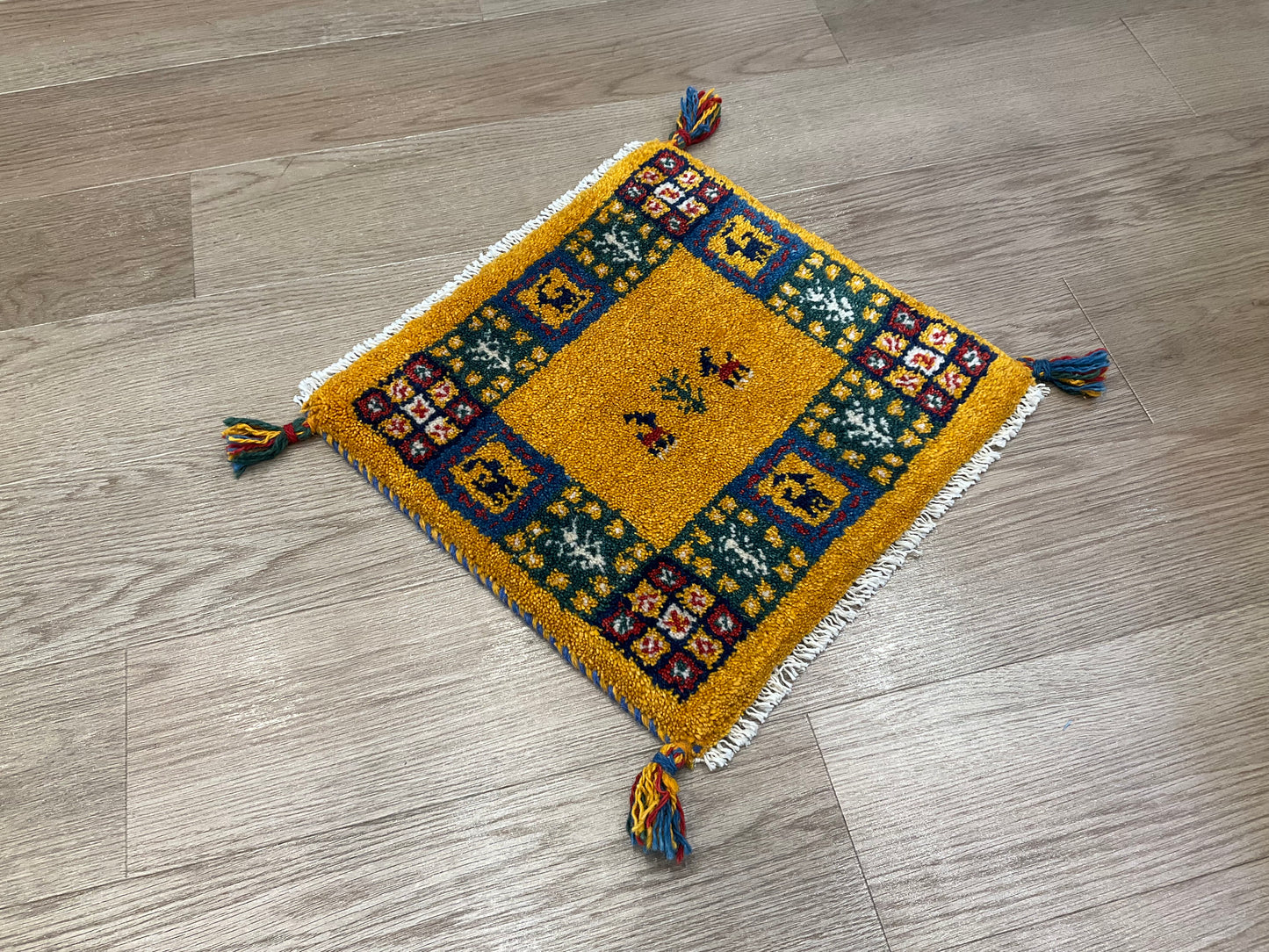 ギャッベ 41cm x 40cm T3856