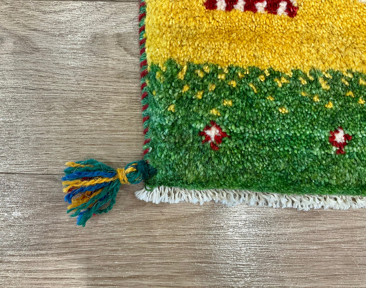 ギャッベ 44cm x 40cm Z1782