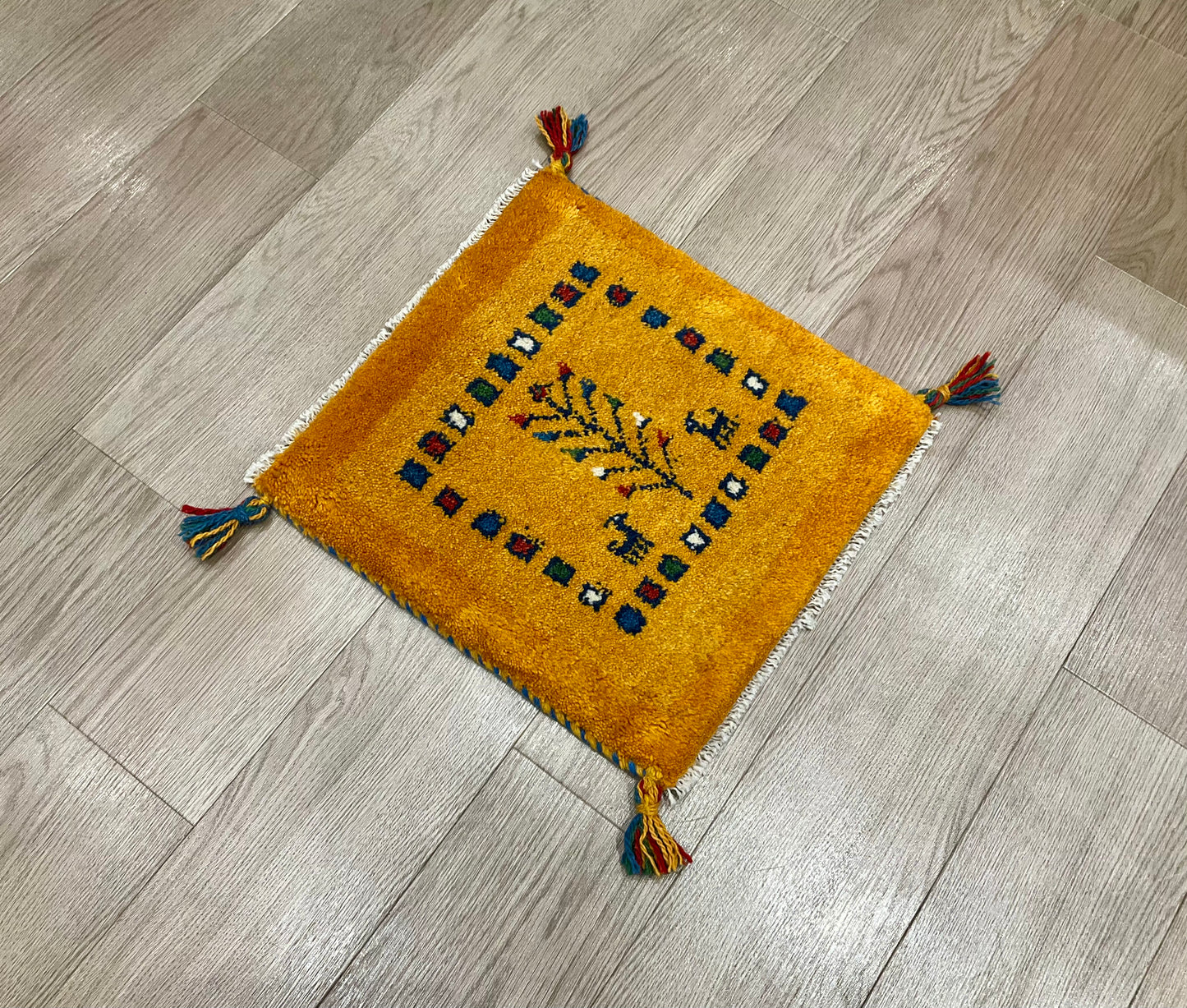 ギャッベ 40cm x 42cm Z2047