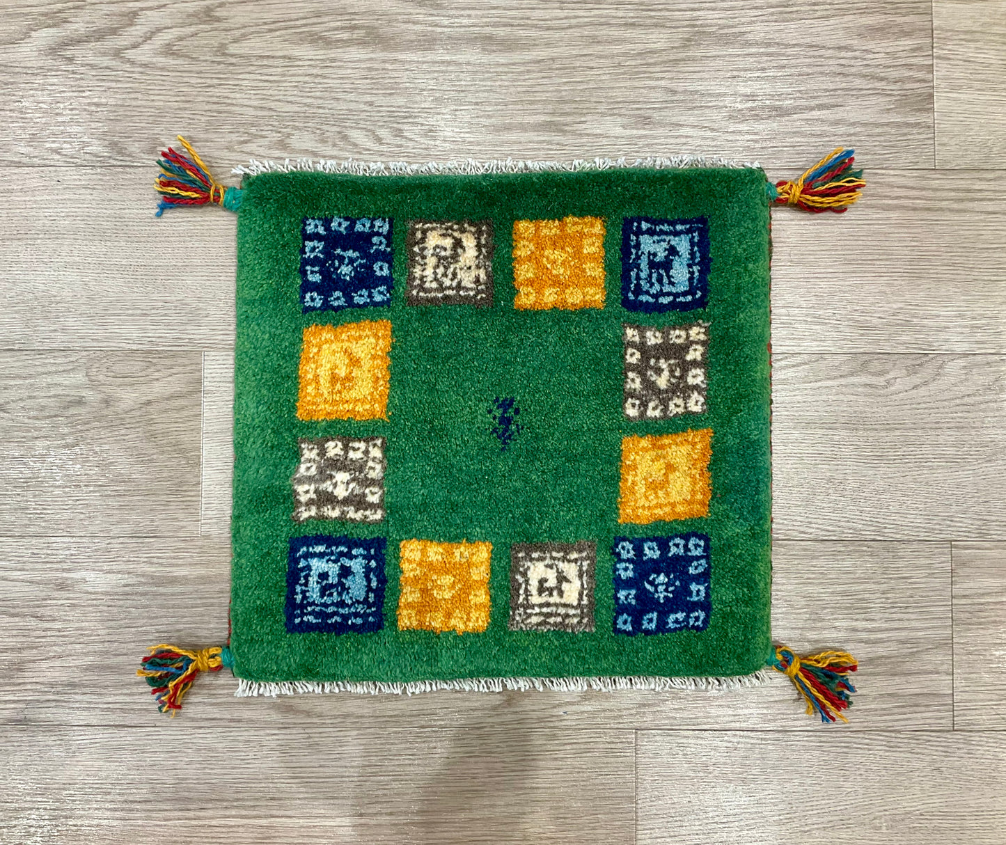 ギャッベ 43cm x 41cm Z968