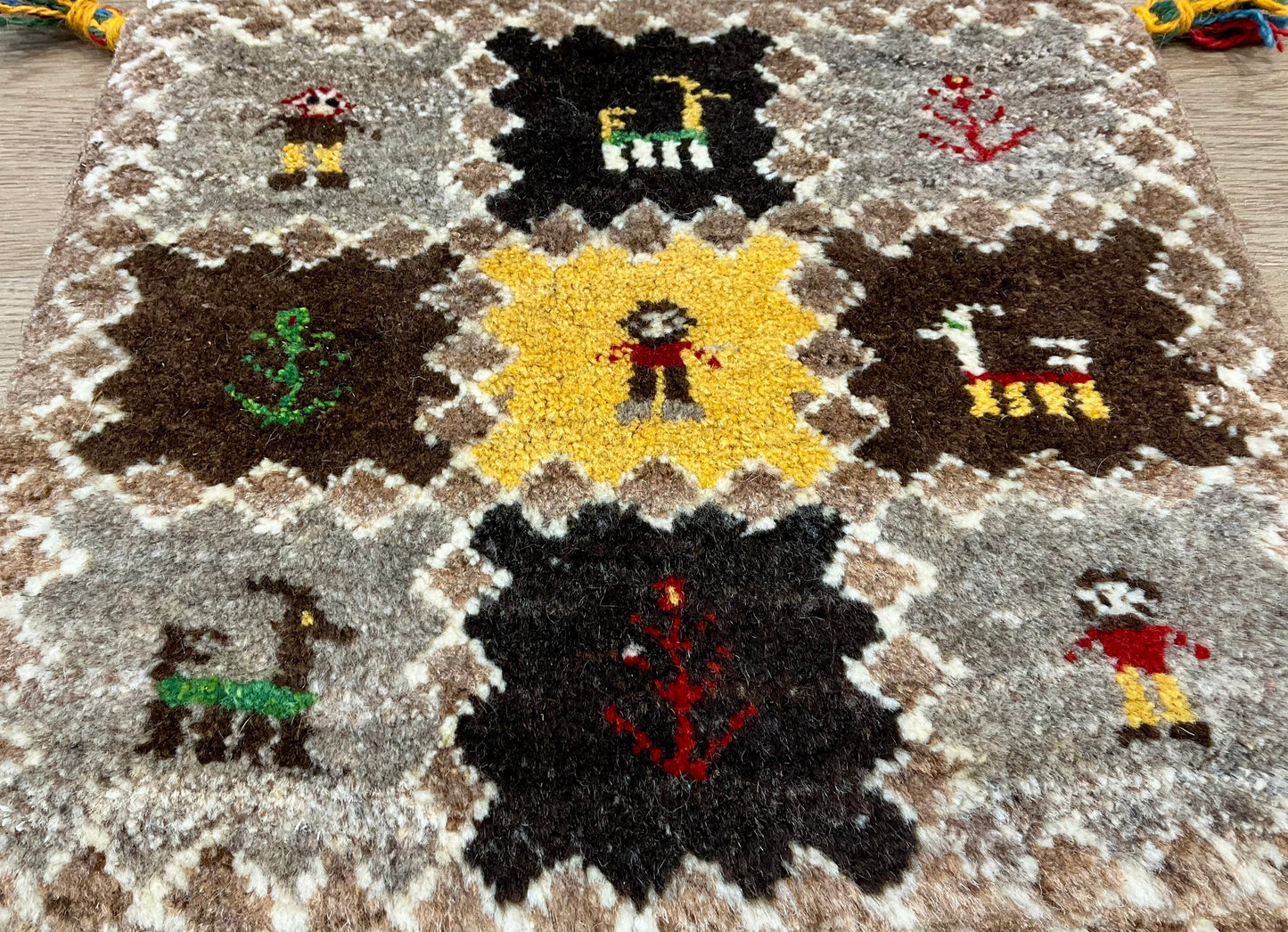 ギャッベ 43cm x 42cm Z1512