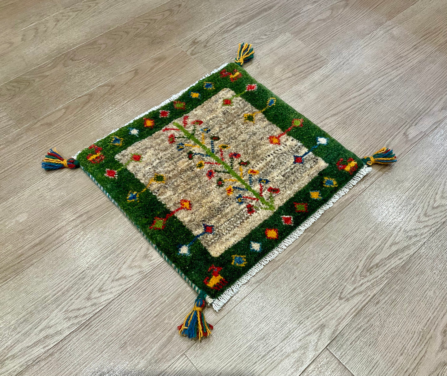 ギャッベ 44cm x 42cm Z1775