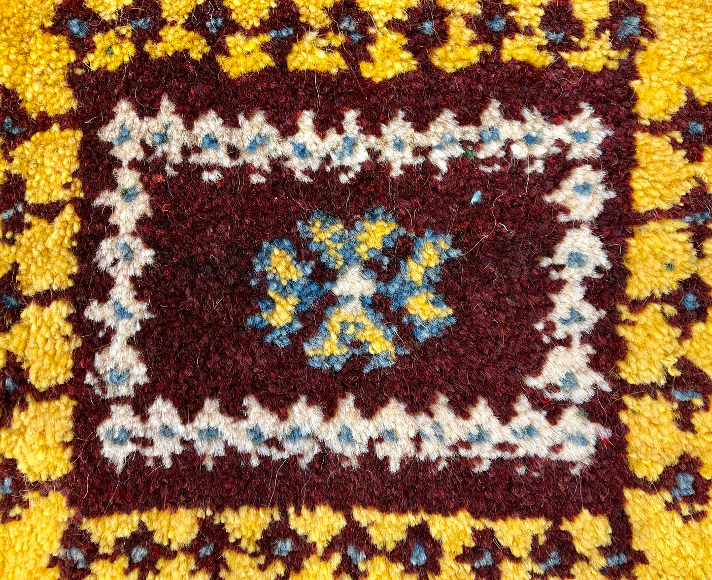 ギャッベ 42cm x 39cm Z1677