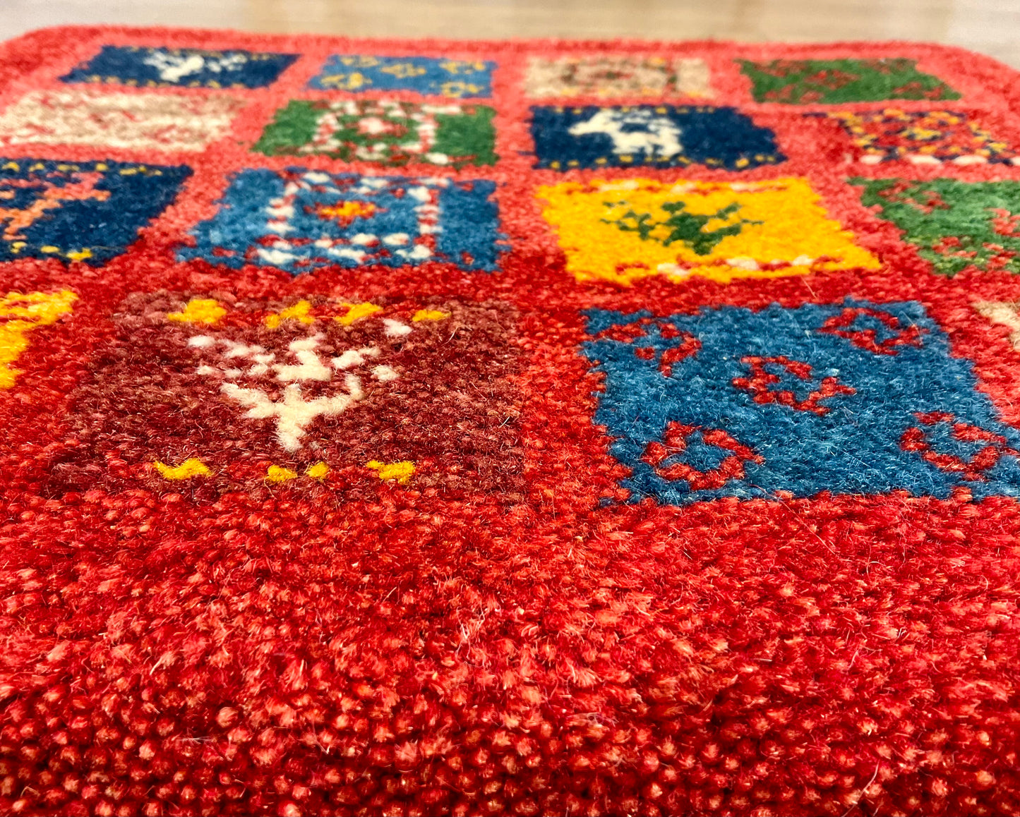 ギャッベ 42cm x 39cm Z568