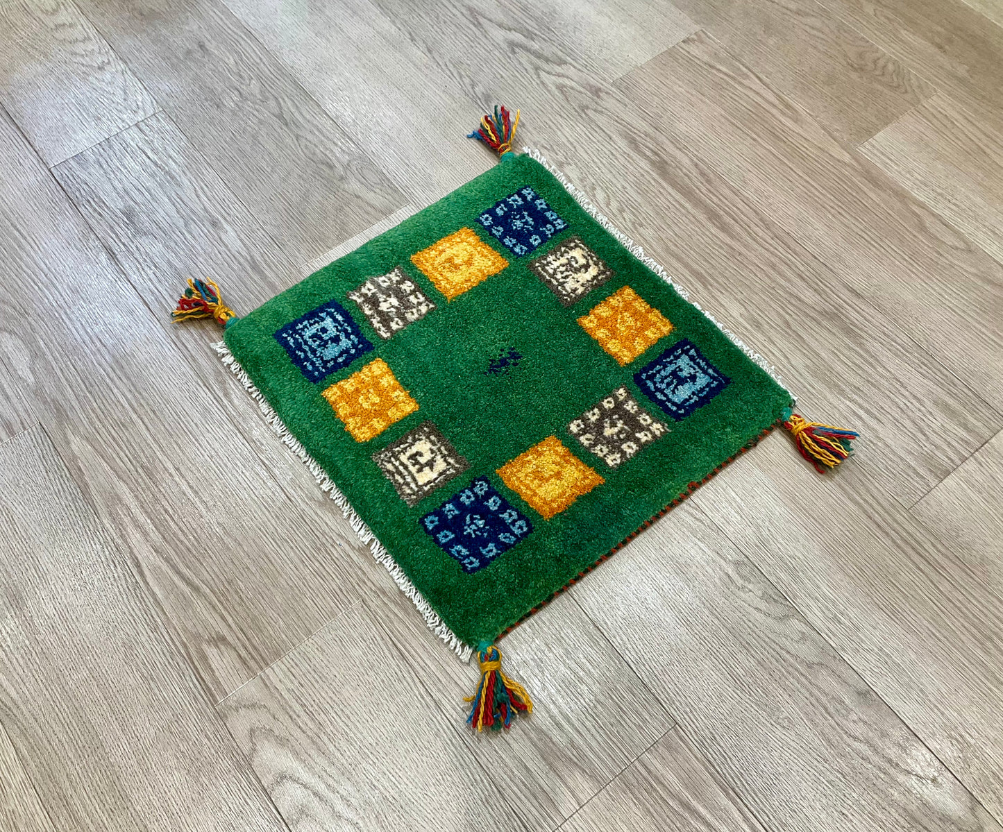 ギャッベ 43cm x 41cm Z968