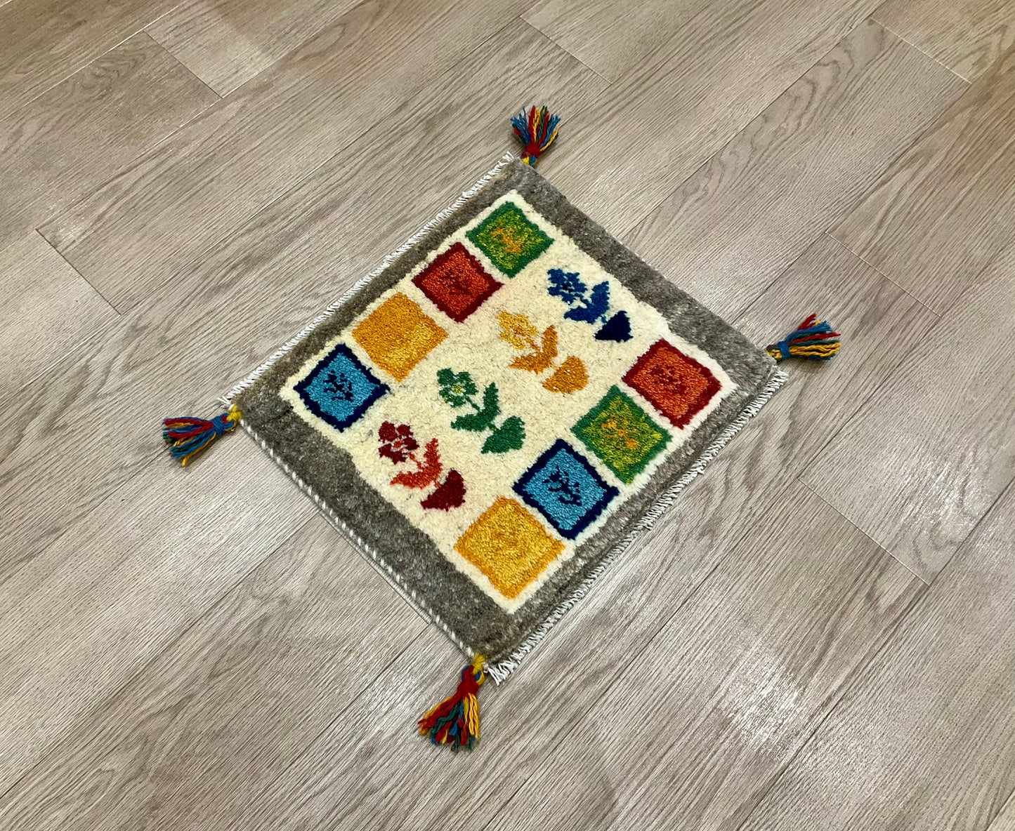 ギャッベ 43cm x 37cm Z1299