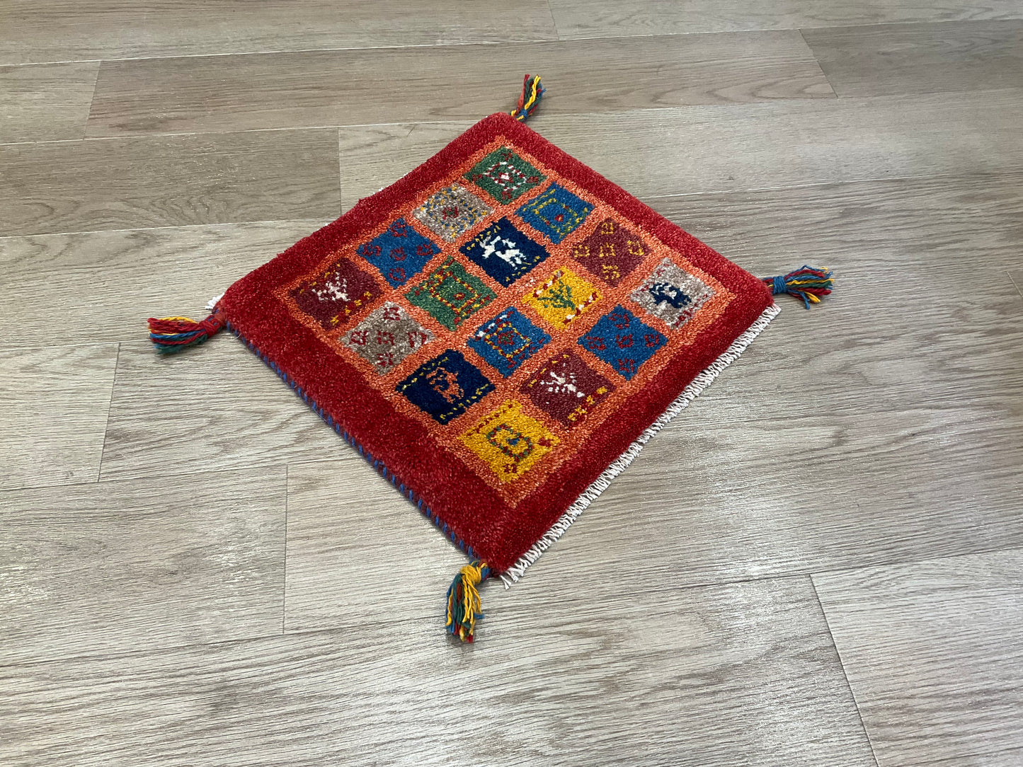 ギャッベ 43cm x 39cm Z471