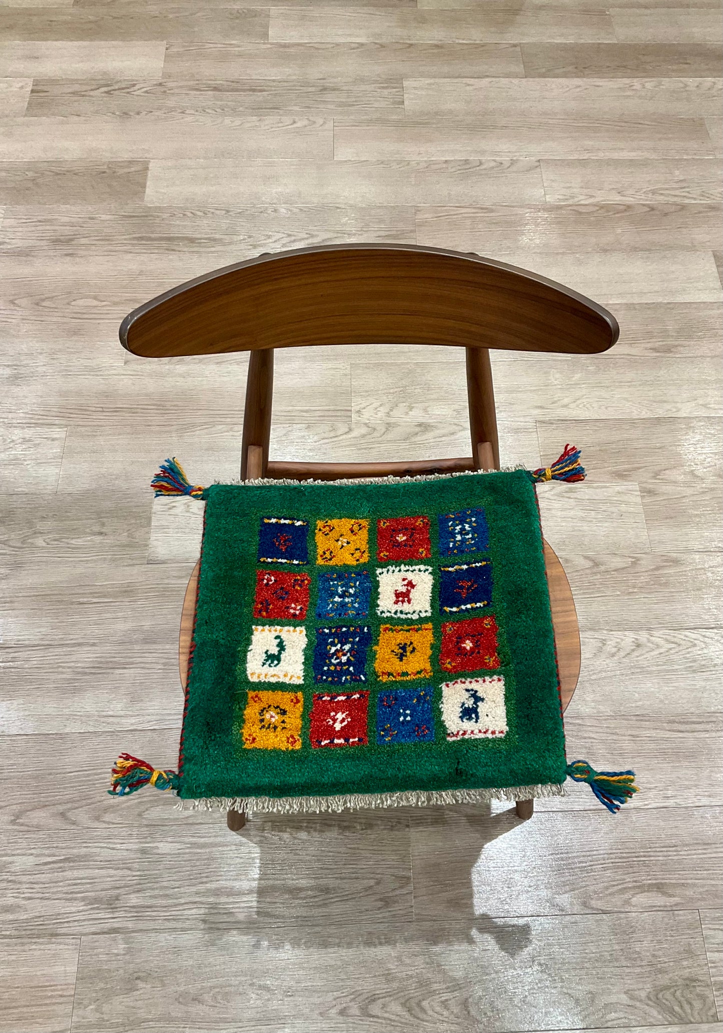 ギャッベ 43cm x 41cm Z1908