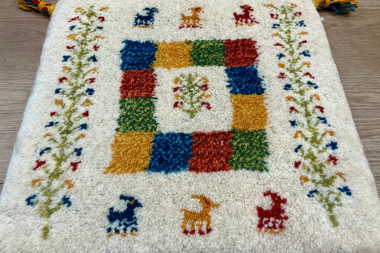 ギャッベ 42cm x 40cm Z1272