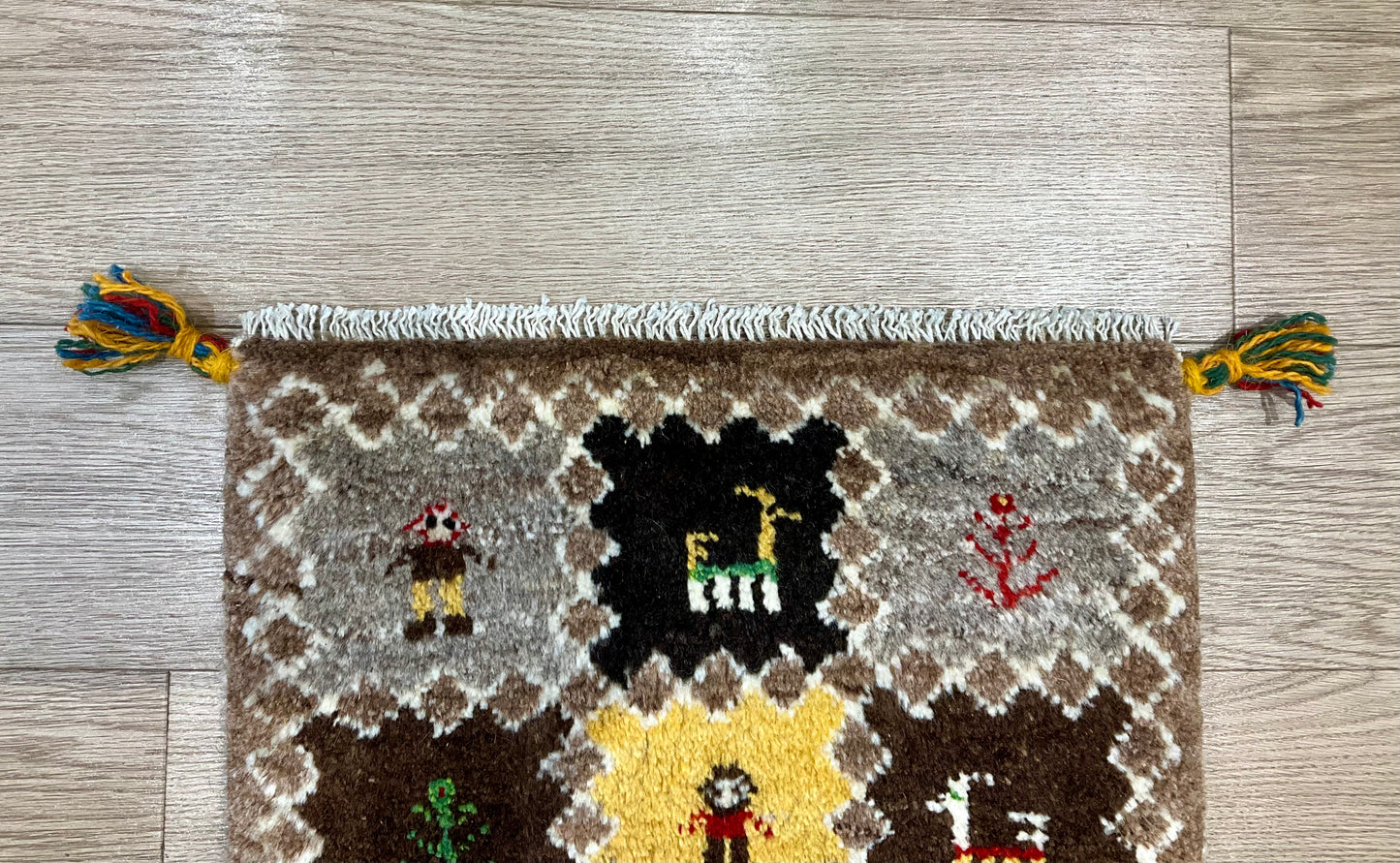 ギャッベ 43cm x 42cm Z1512