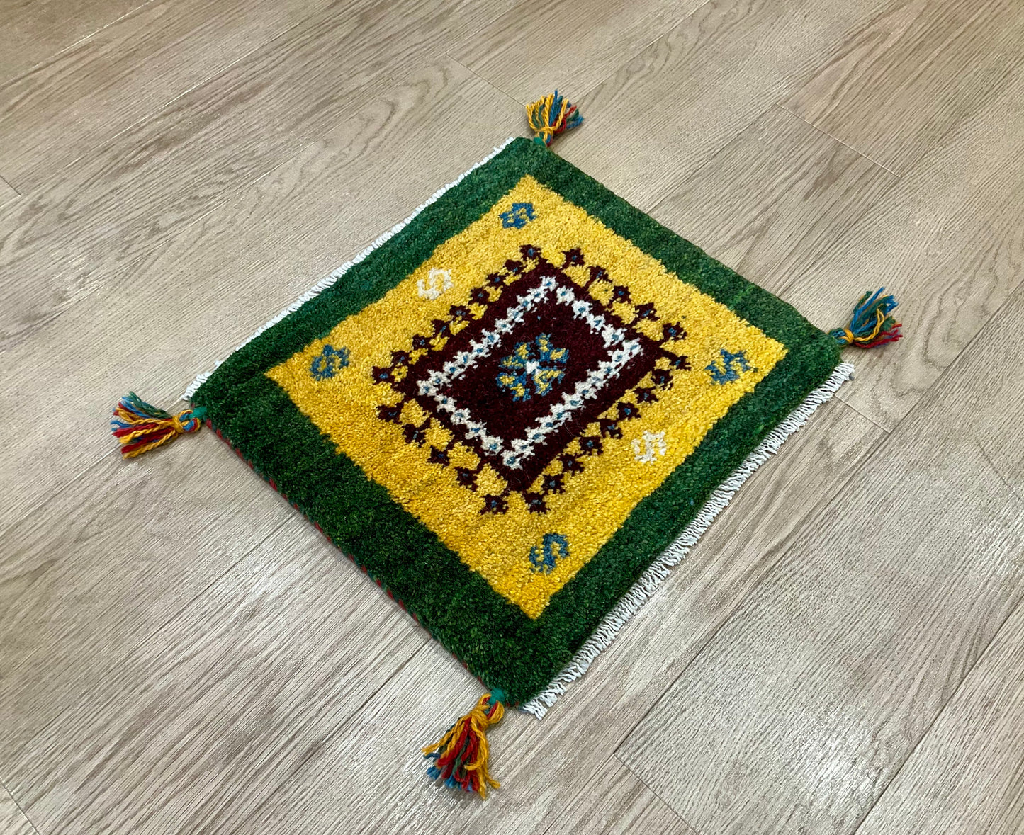 ギャッベ 42cm x 39cm Z1677