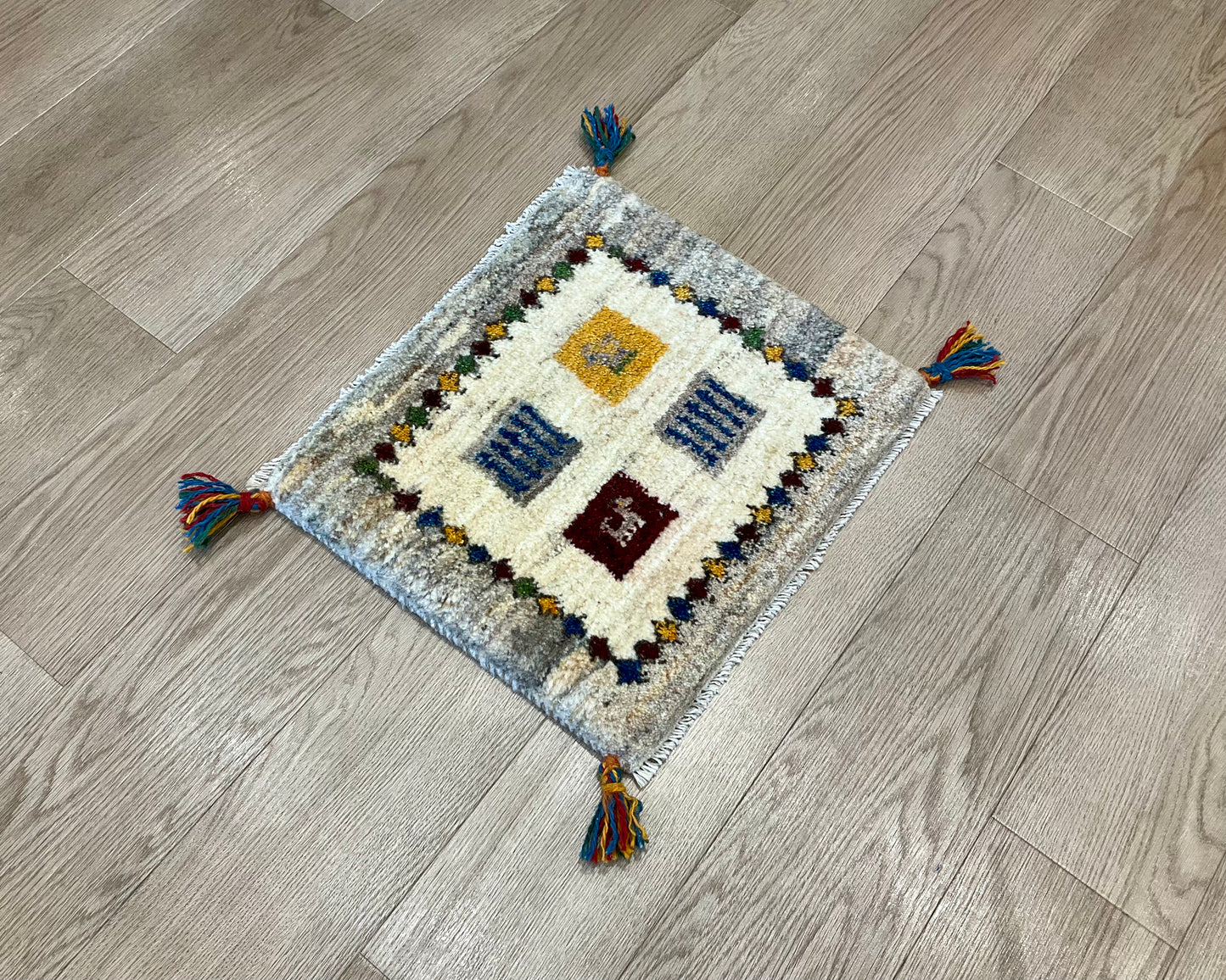 ギャッベ 44cm x 39cm Z1321