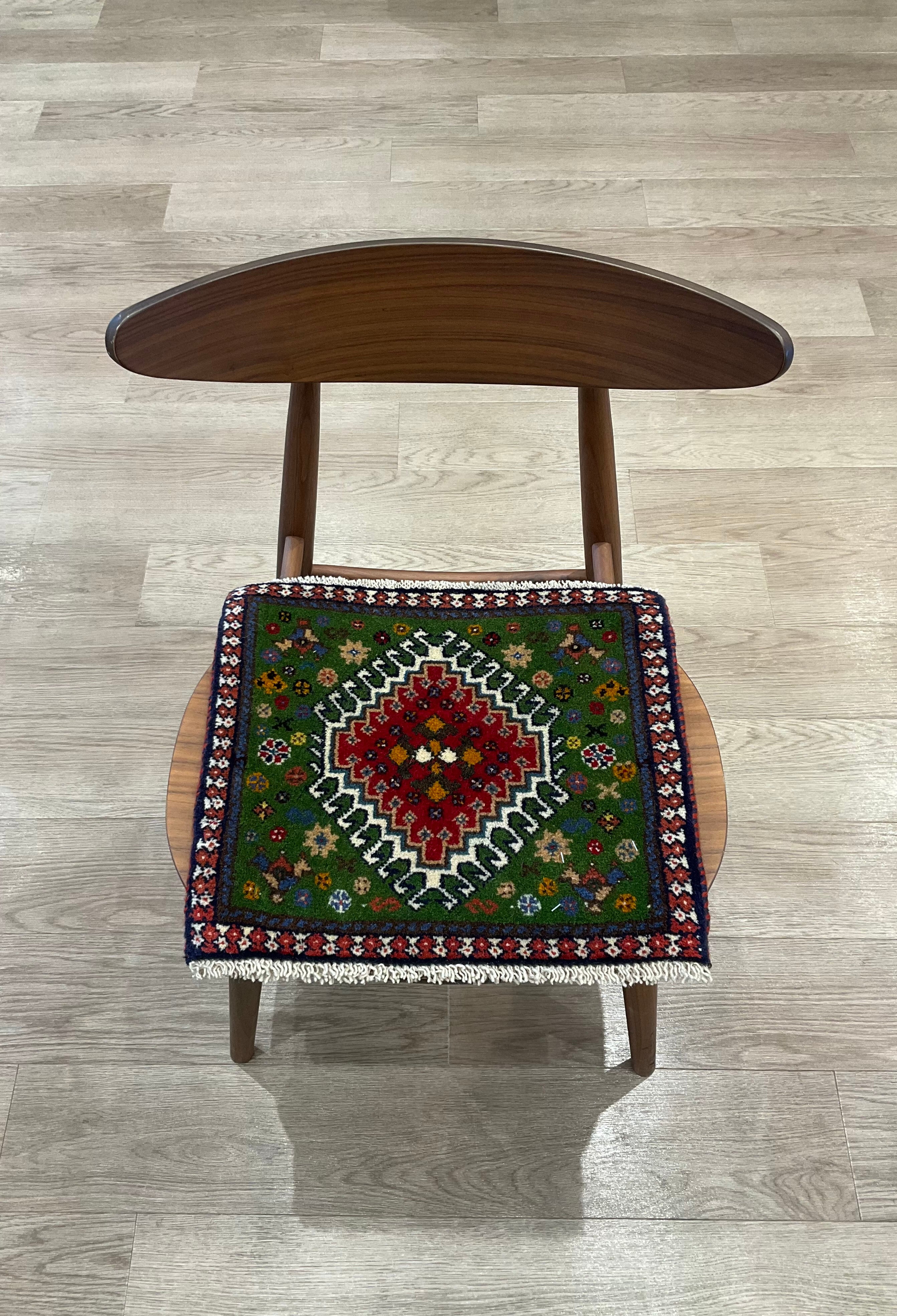ペルシャ　トライバルラグ　115×95 茜色　ライオン　鳥　花 トライバルラグ – ペルシャ絨毯専門店 ペルシャンパトリス