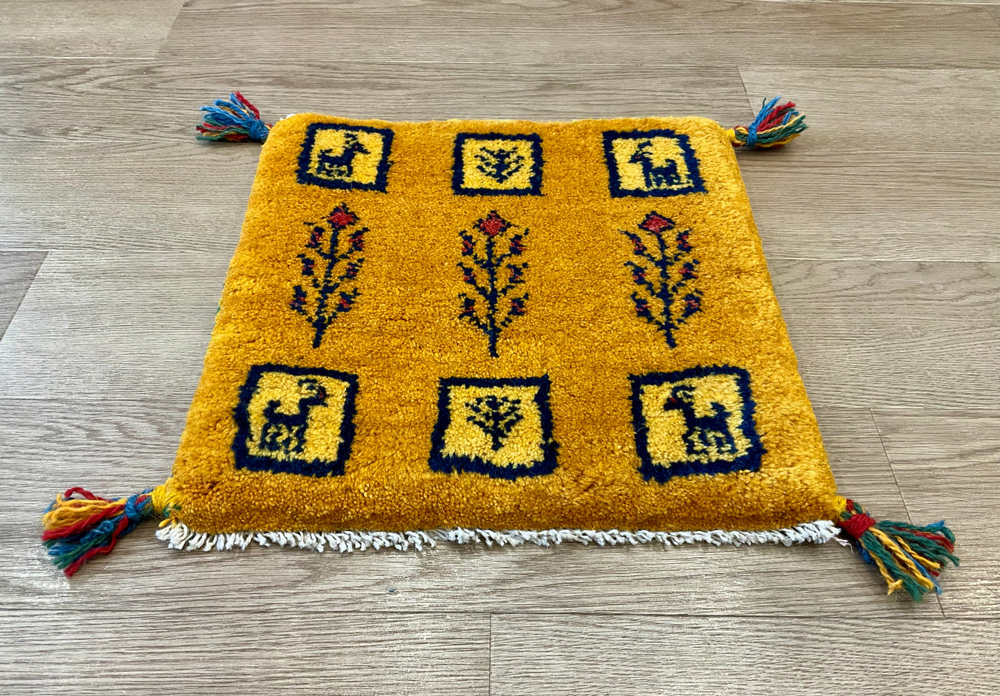 ギャッベ 42cm x 41cm Z1089