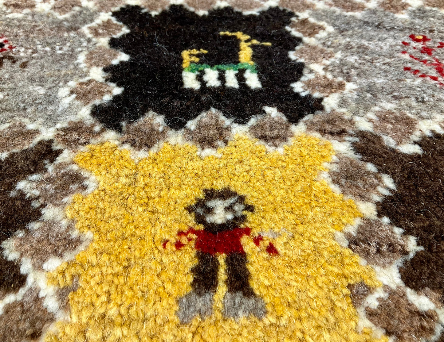 ギャッベ 43cm x 42cm Z1512