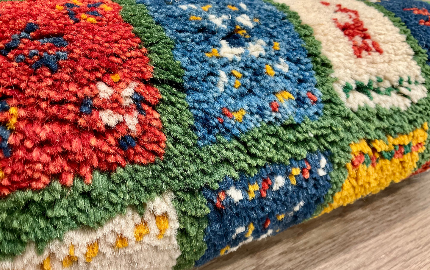 ギャッベ 43cm x 41cm Z1908