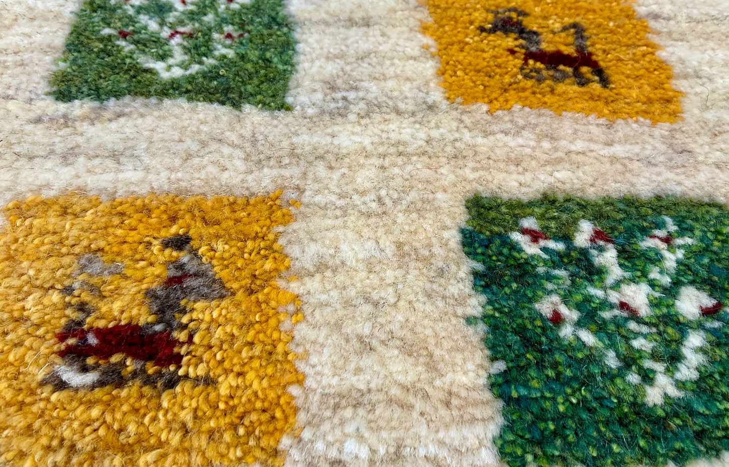 ギャッベ 43cm x 40cm Z1217