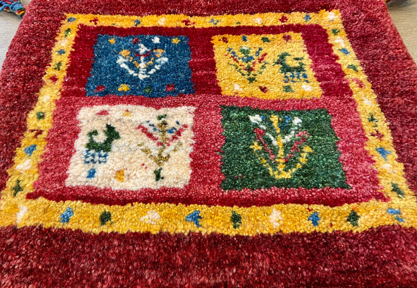 ギャッベ 46cm x 40cm Z581