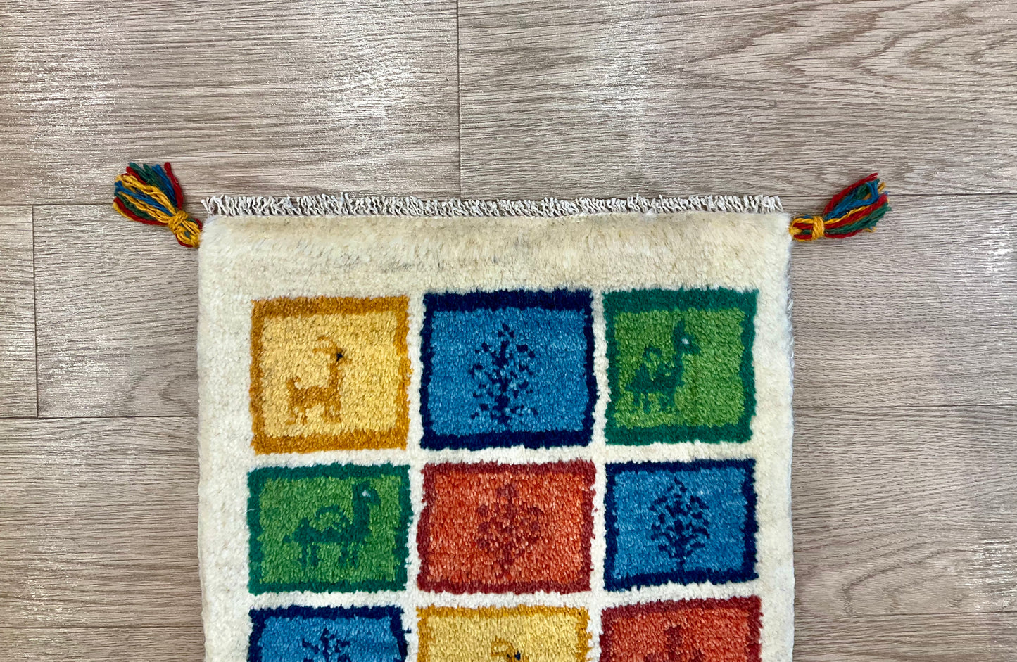 ギャッベ 42cm x 39cm Z1282