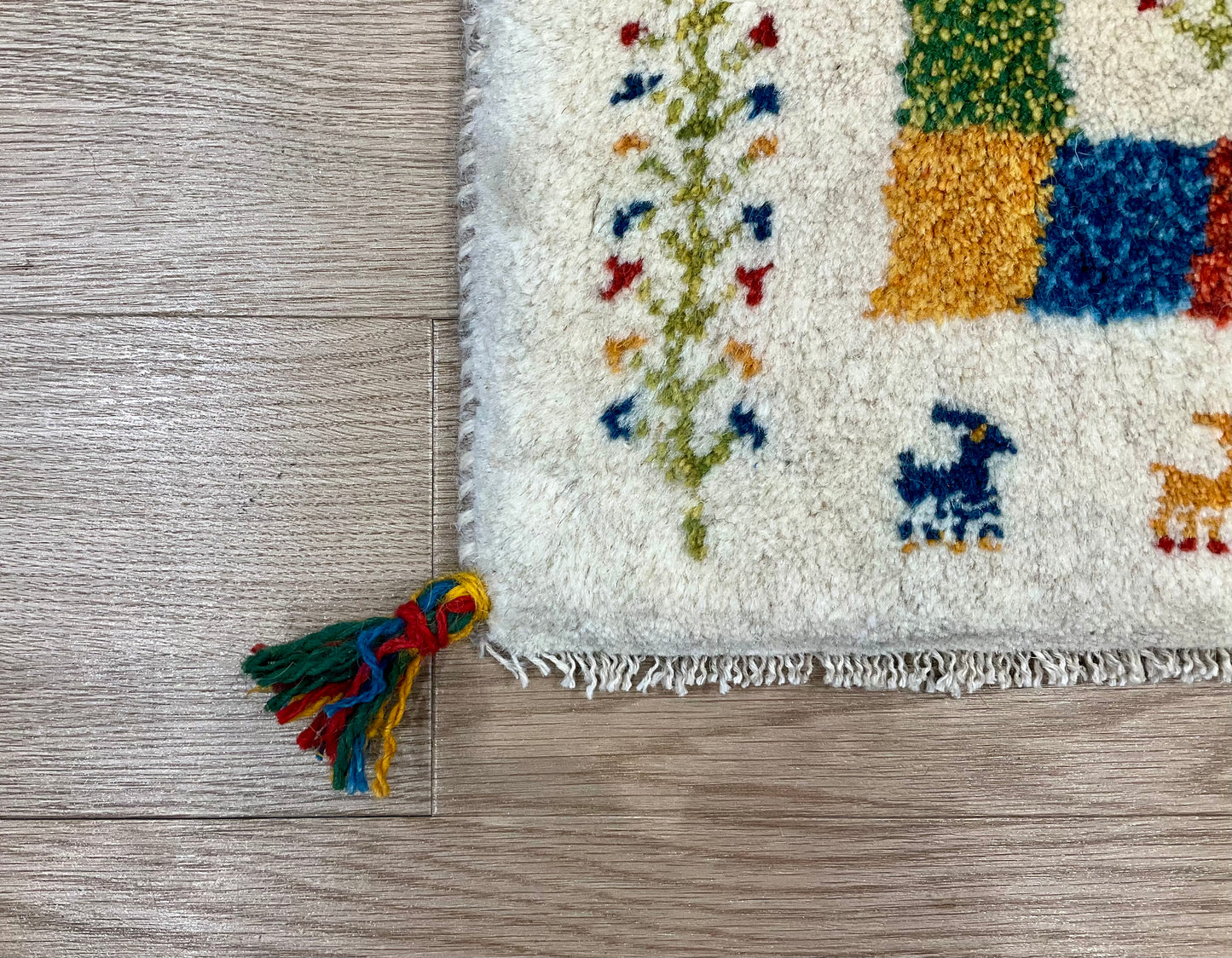 ギャッベ 42cm x 40cm Z1272