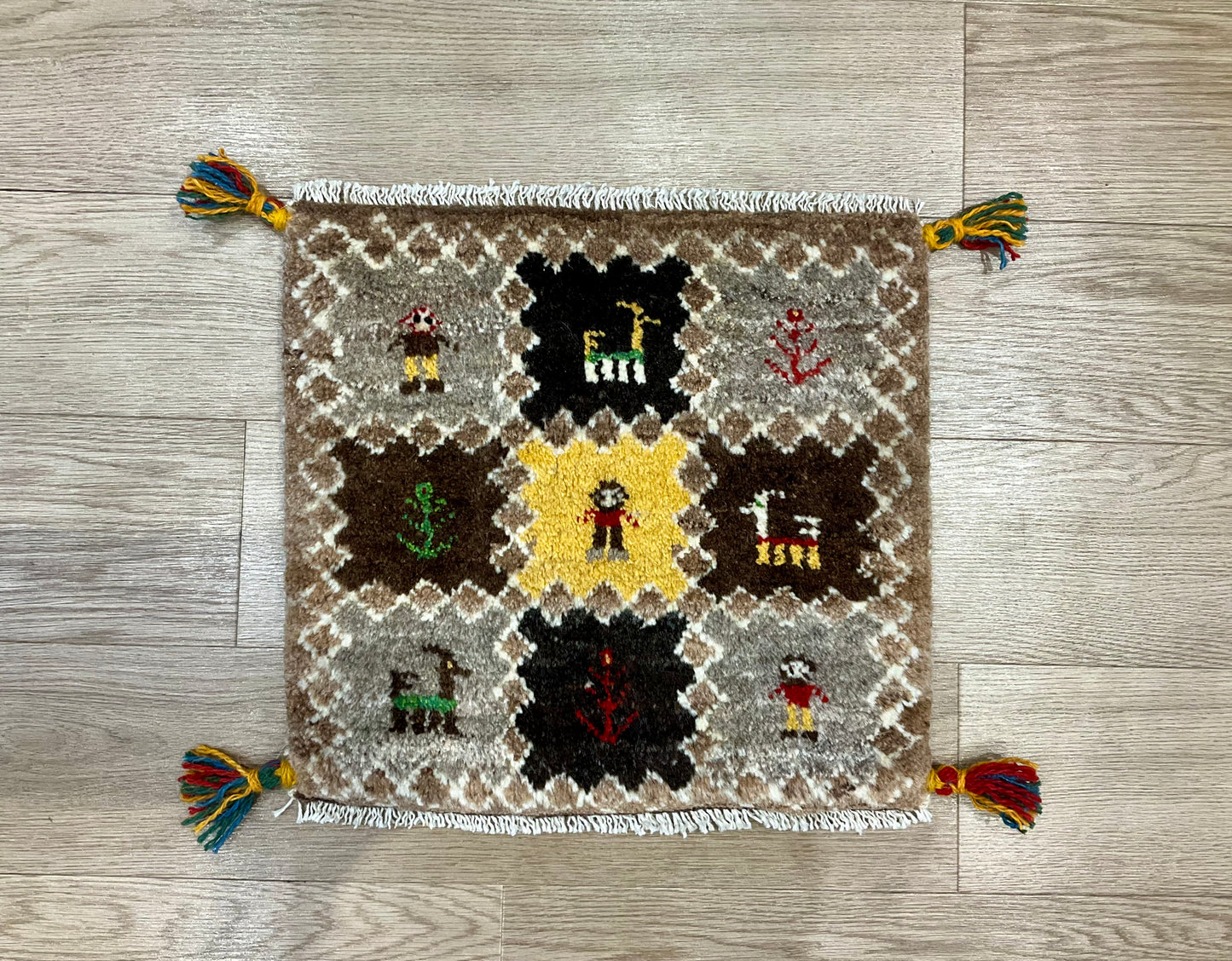 ギャッベ 43cm x 42cm Z1512