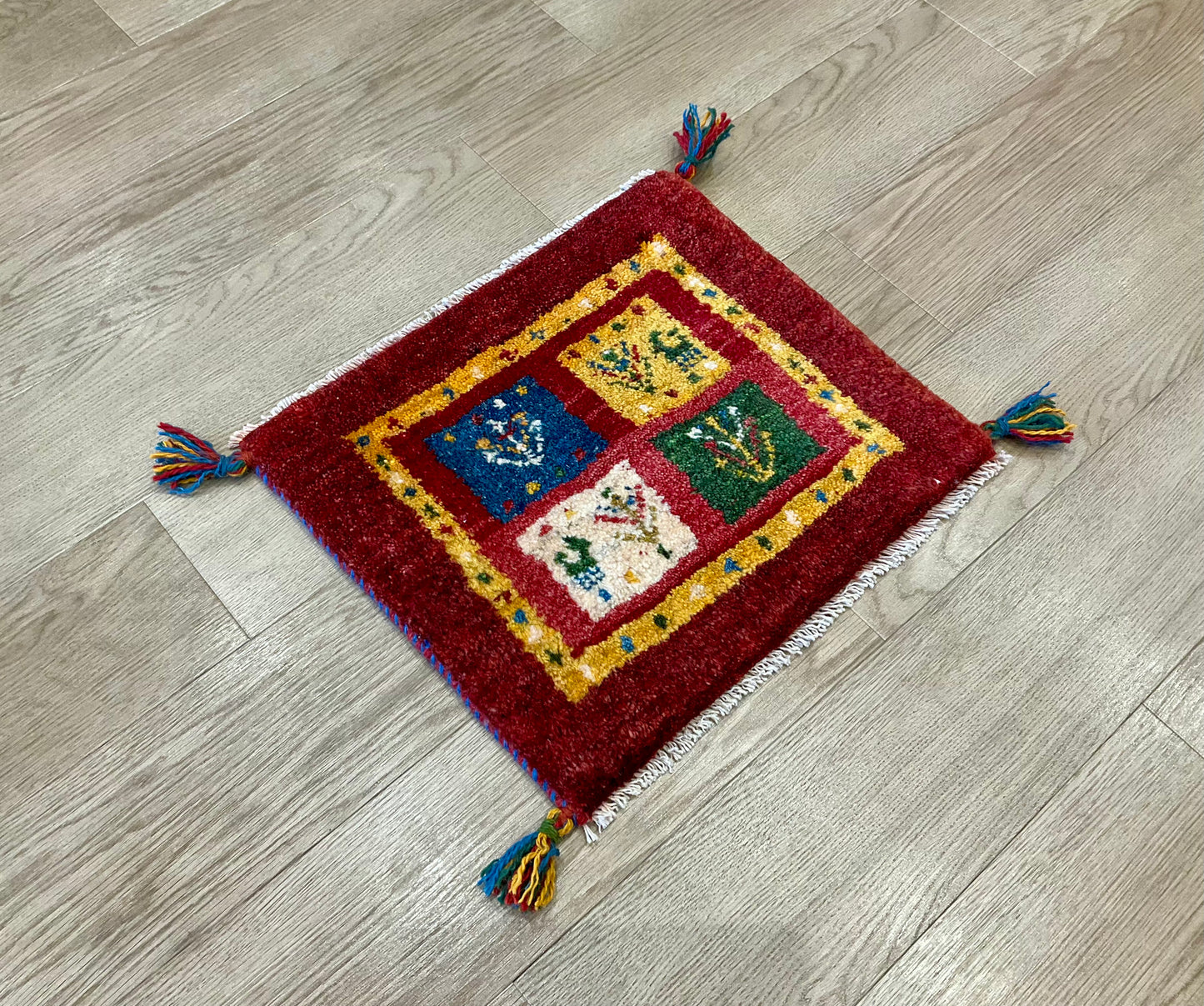 ギャッベ 46cm x 40cm Z581