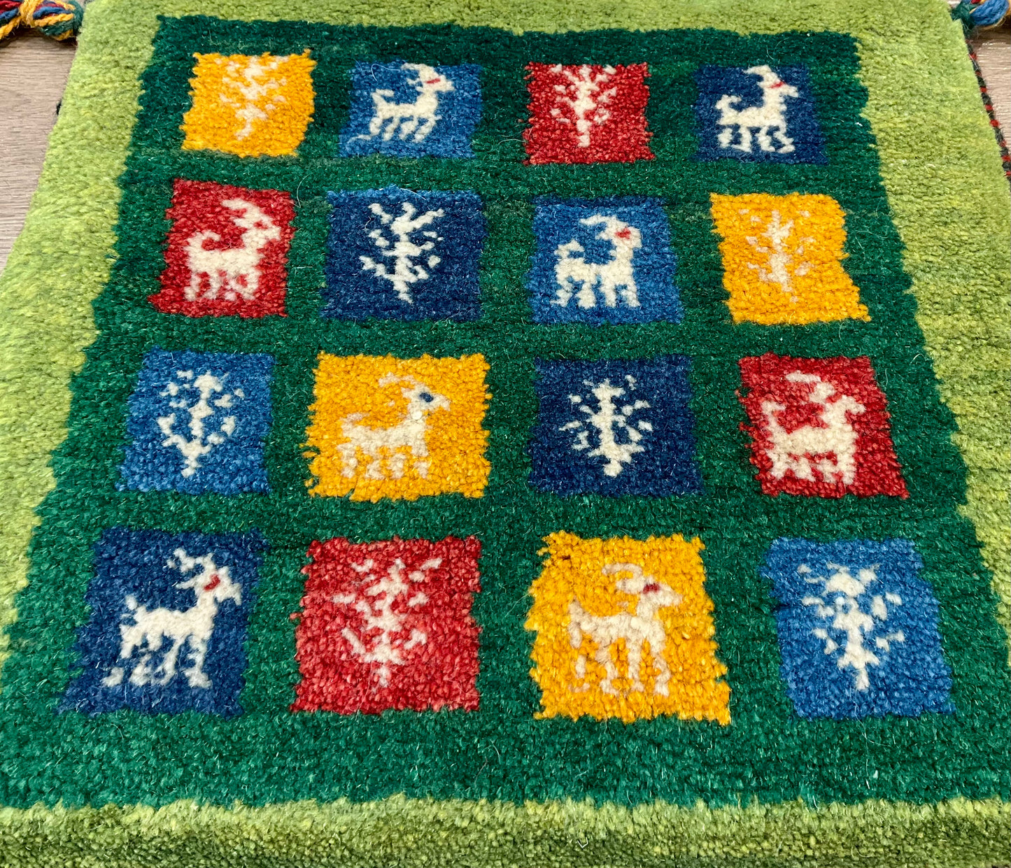 ギャッベ 42cm x 40cm Z1796