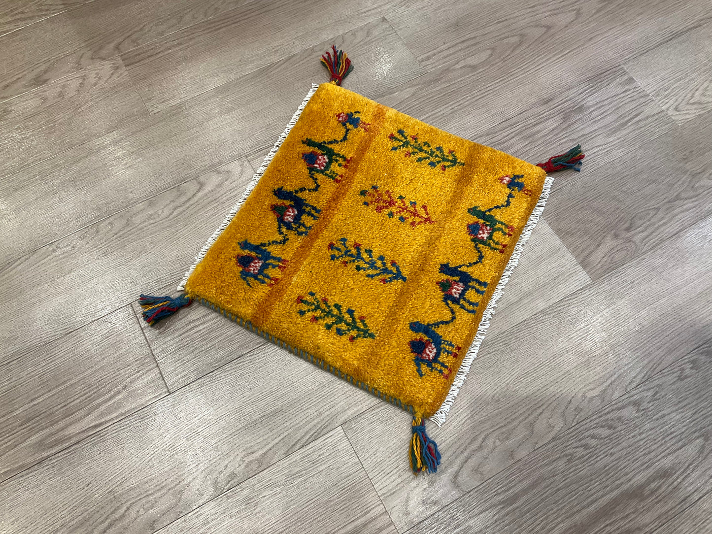 ギャッベ 44cm x 40cm Z1101