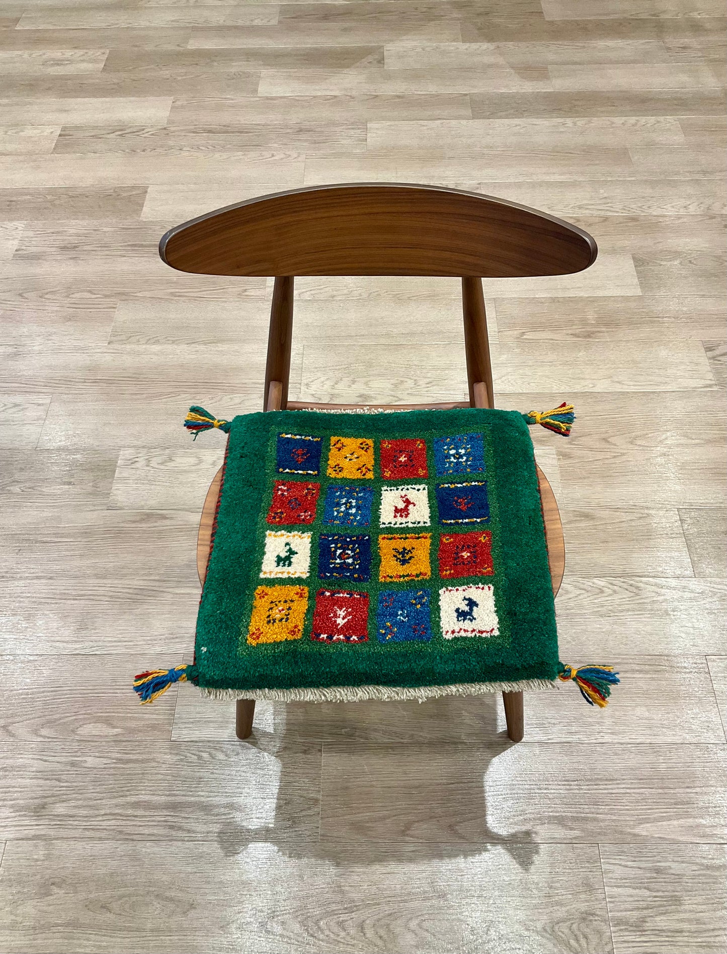 ギャッベ 44cm x 43cm Z1781